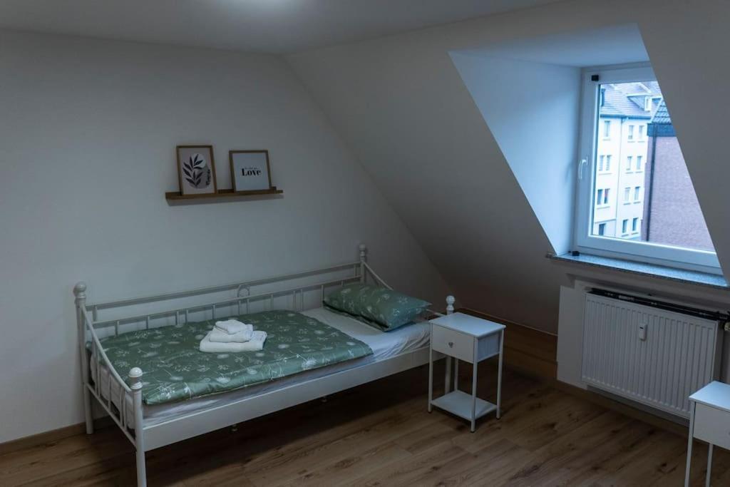 Moderne Ferienwohnung In Gelsenkirchen-Schalke Fuer 1 Bis 7 Personen Mit Terrasse, Ideal Fuer Gruppen & Stadionbesuche Buitenkant foto